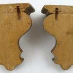 Dvě malé dřevěné nástěnné konzolky
