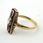 Zlatý prsten s přírodním diamantem a kameny