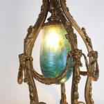 Secesn bronzov lustr  se stnidly z irizovanho 