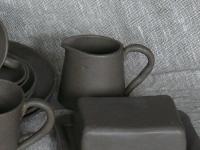 tmavě šedá keramika