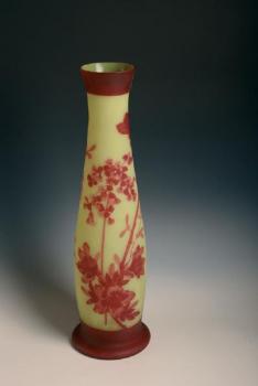 Velká váza ze žlutého skla s červenými květinami