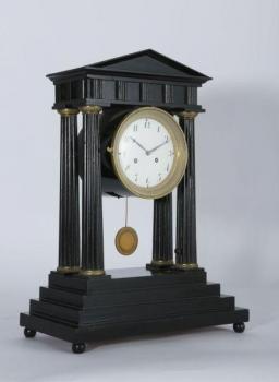 Biedermeierov� stoln� hodiny