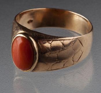 Zlatý prsten s červeným korálem