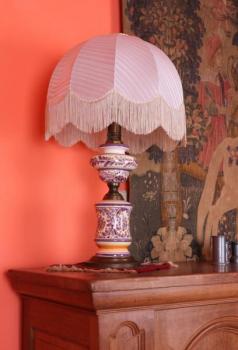 Ručně malovaná stolní lampa. Holandsko. Elektrická