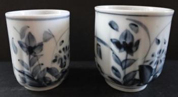 Vìtší a menší porcelánový kalíšek na saké