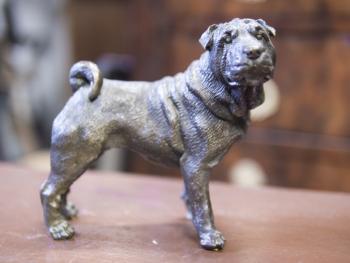 Bronzová soška psa