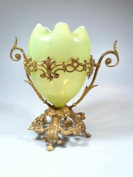 Dekorativní váza z uranového skla v montáži