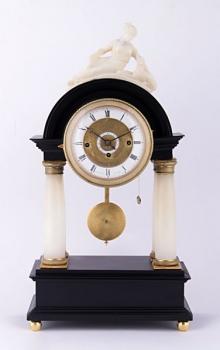 Čtyřsloupové biedermeirské hodiny s datumářem
