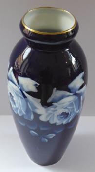 Kobaltová porcelánová váza, s rùžemi - Dubí 