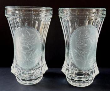 Dvě sklenice z lisovaného a matného skla, s růží