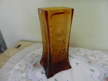 Váza z medového skla zdobená plastickými akty