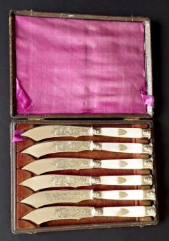 Postøíbøené nožíky s perletí, maskarony, štítem