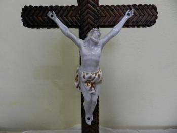Porcelánový Ježíš Kristus na dřevěném kříži