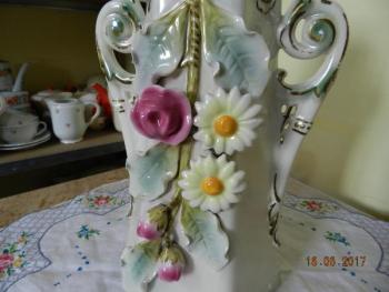 Secesní váza zdobená plastickými květy