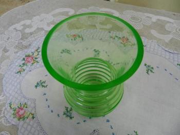 Zelená váza z uranového skla