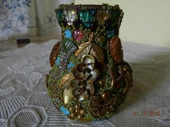 Váza se šperky a bižuterií