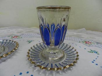Modrá secesní sklenice s talířkem