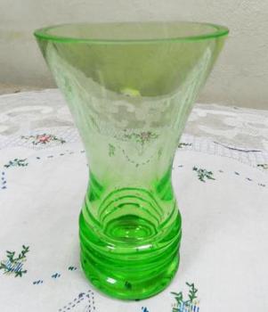Váza z uranového skla
