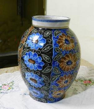 Malovaná keramická váza s dekorem kvìtin Luby