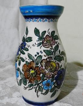 Váza malovaná květinovými motivy