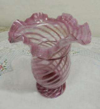 Rùžová foukaná váza s pruhy