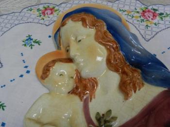Keramický reliéf Maria s Ježíškem