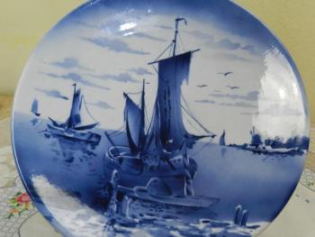Modrý talíř s plachetnicí