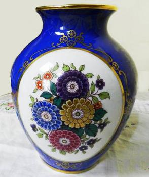 Modrá porcelánová váza s kvìtinami