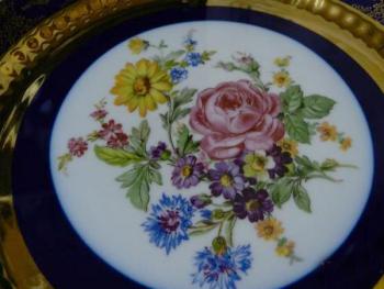 Zlacený kobaltový talíř s květinami