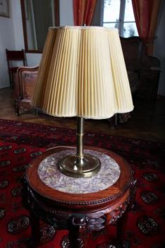 Starožitná mosazná lampička s látkovým stínidlem
