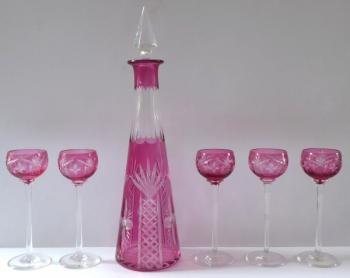 Karafa a pět vysokých skleniček,čiré a růžové sklo