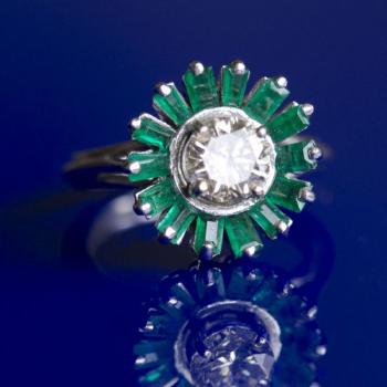 Platinový prsten s briliantem a smaragdy