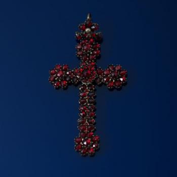 Granátový přívěsek - kříž