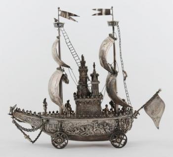 Stříbrný model lodi