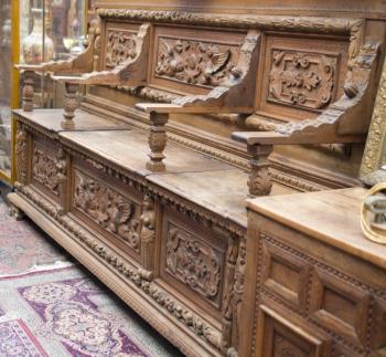 Starožitná lavice v renesančním stylu