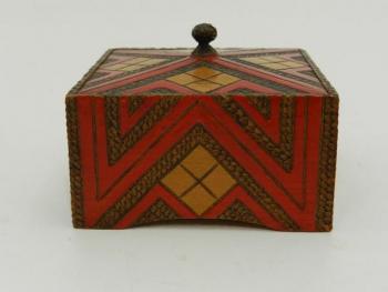 Dřevěná kubistická krabička