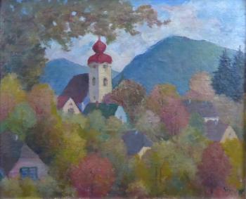 Podzim v městečku s kostelní věží a kopci
