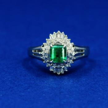 Platinový prsten s diamanty a smaragdem