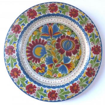Dřevěný talíř s malovanými barevnými květinami