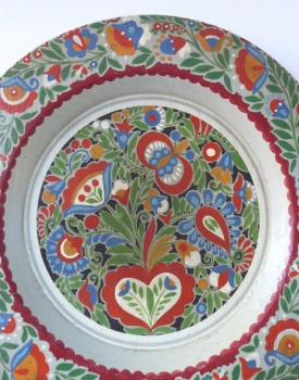 Malovaný dřevěný talíř, s lidovým květinovým vzore