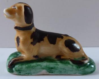 Porcelánová miniaturní soška psa
