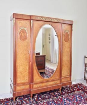 Luxusní zdobená starožitná skříň se zrcadlem 