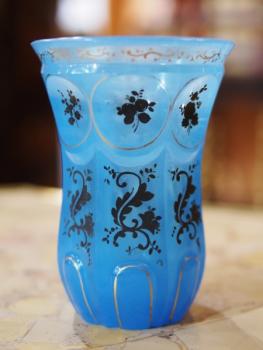 Lázeòský pohárek z opálového skla