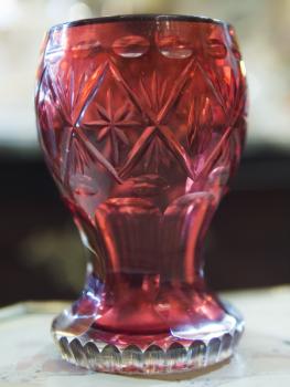 Červený lázeňský pohárek z broušeného skla