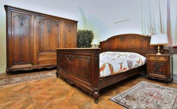 Bohatì øezbovaná starožitná ložnice. Masivní dub.