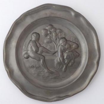 Cínový talíř, figurální - Dívka a Chlapec na hrázi