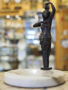 Mramorová miska s bronzovou plastikou ženy