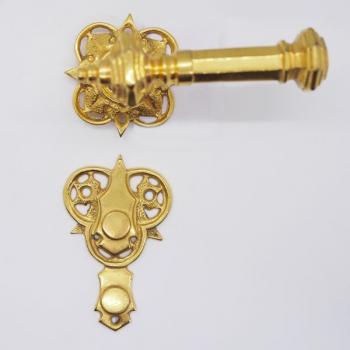 Zlacená dveřní klika se štítkem na klíč