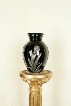 Hyalitová váza s cínovým zdobením. Znaèená