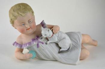 Biskvitová soška dítěte s kočkou